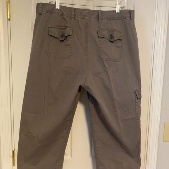 Women's Van Heusen  size 16 capris - Picture 3 of 4